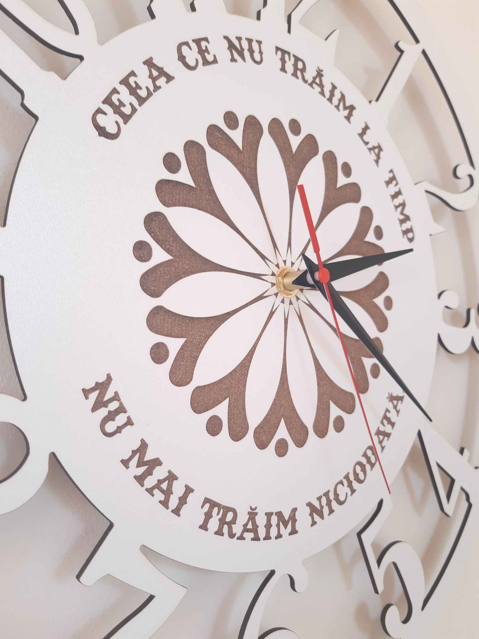 Ceas de perete alb cu mesaj personalizat - mers continuu (nu ticăie)