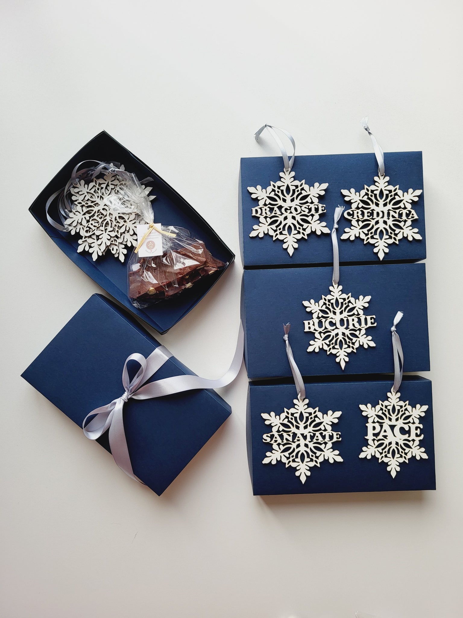 Set cadou cu ciocolată de casă și globuri personalizate