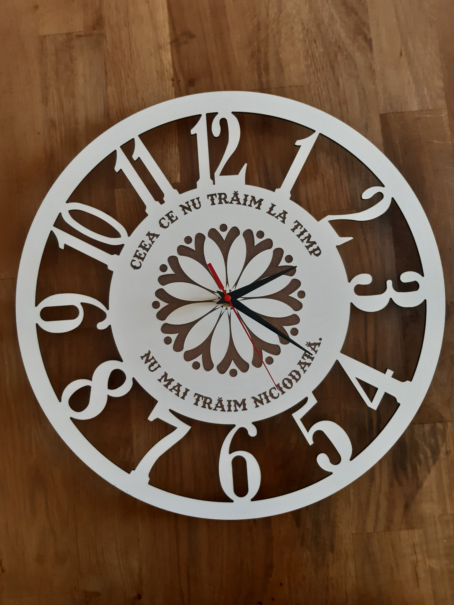 Ceas de perete alb cu mesaj personalizat - mers continuu (nu ticăie)