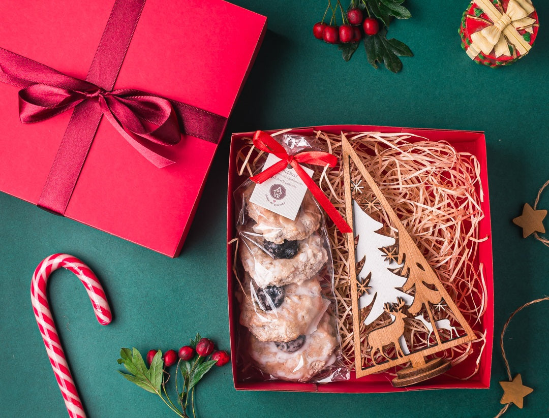 Cutie cadou cu dulce și decor din lemn