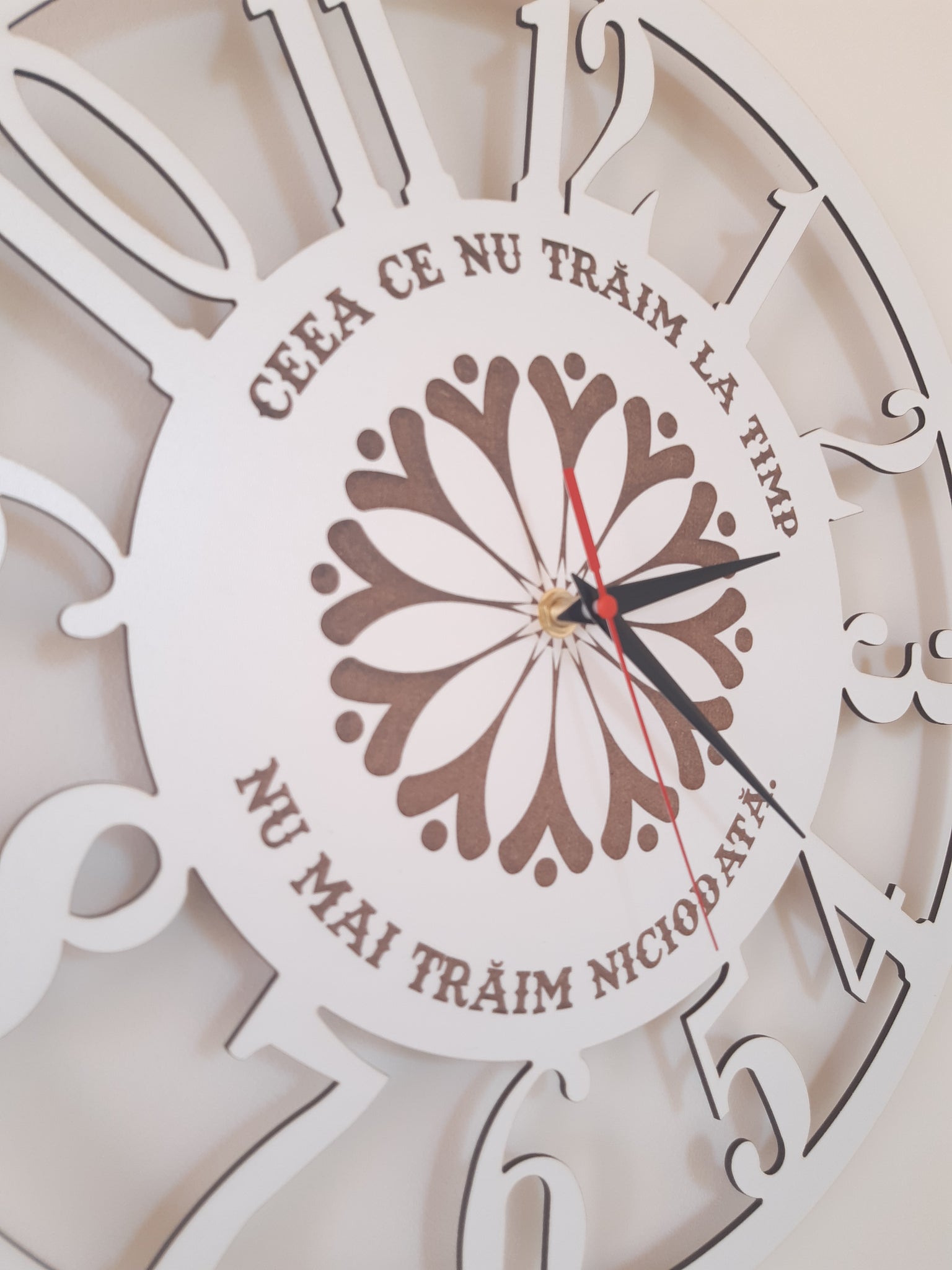 Ceas de perete alb cu mesaj personalizat - mers continuu (nu ticăie)