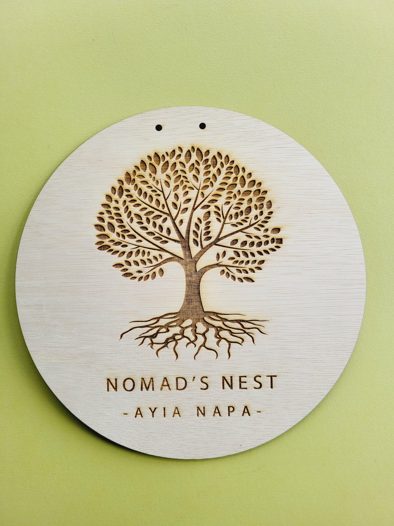 Logo gravat pe placă rotundă de lemn 30x30 cm