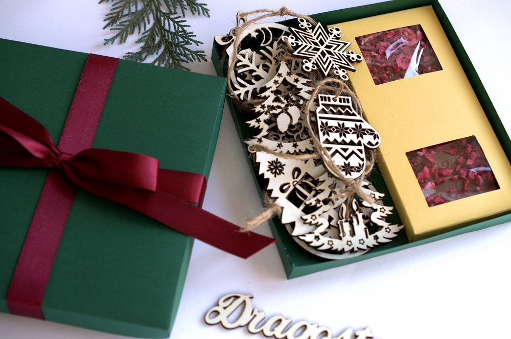 Set cadou de Craciun ciocolata si 10 ornamente